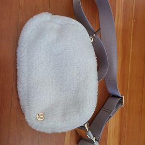 Lululemon everywhere fleece belt bag